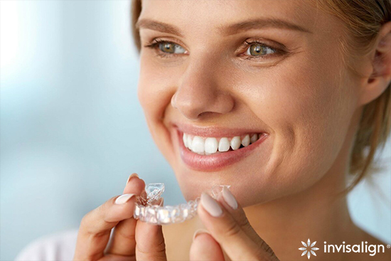 Straighten teeths with clear aligners
